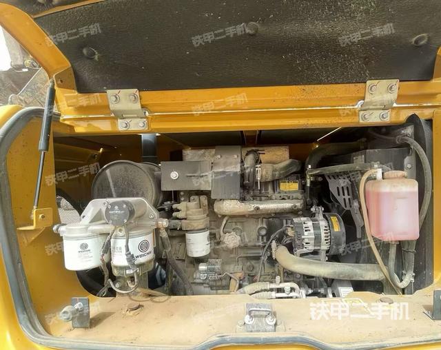 液壓泵艙室正面整體(整機外觀) 液壓泵艙室正面整體(整機外觀)