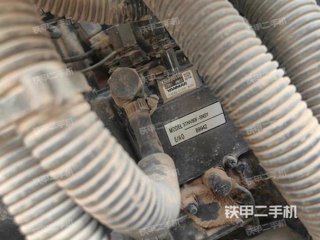 回轉馬達和主控閥(整機外觀) 回轉馬達和主控閥(整機外觀)