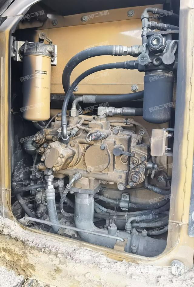 液壓泵艙室正面整體(整機(jī)外觀) 液壓泵艙室正面整體(整機(jī)外觀)