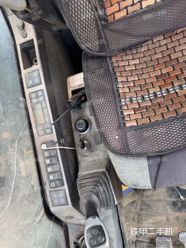 座椅右側(cè)控制臺(tái)/鑰匙門/油門/含右手柄（駕駛室部分）