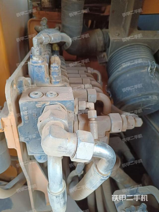 回轉(zhuǎn)馬達(dá)和主控閥（整機外觀）