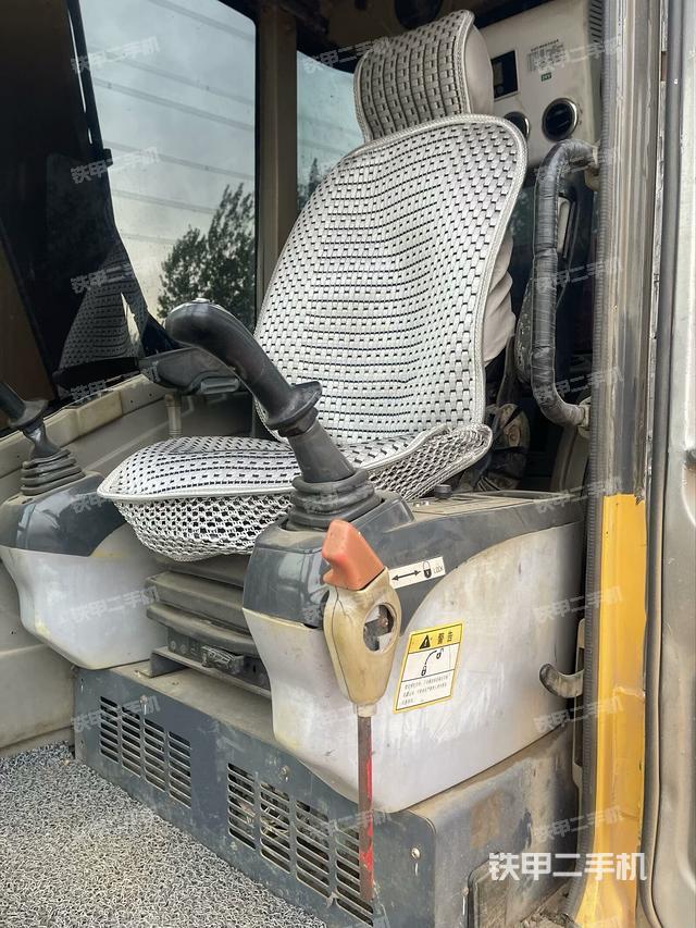 駕駛室頂部（整機外觀）