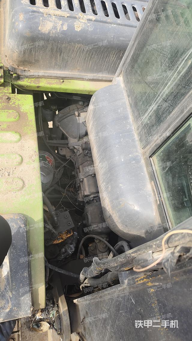 液壓泵艙室正面整體(整機(jī)外觀) 液壓泵艙室正面整體(整機(jī)外觀)