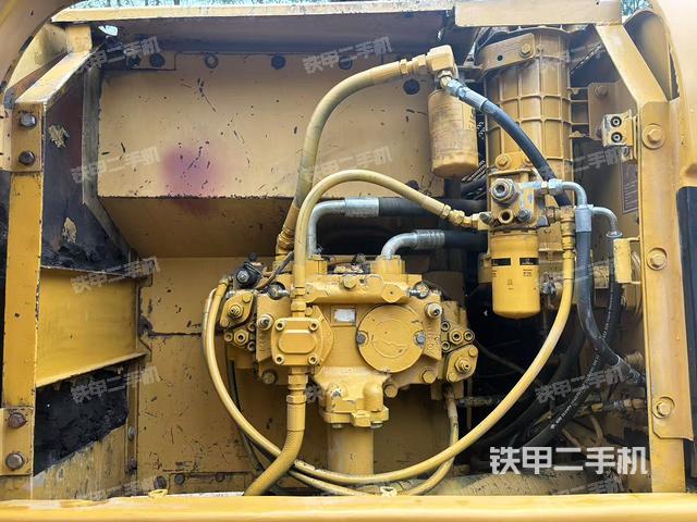 液壓泵艙室正面整體（整機(jī)外觀）