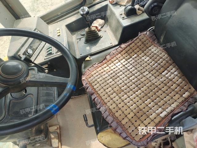 操作臺全景（壓路機(jī)駕駛室）