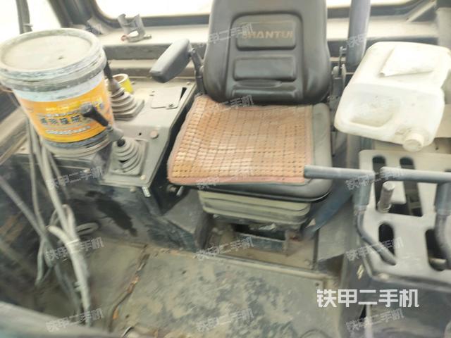 駕駛室內(nèi)部全景（推土機(jī)駕駛室）