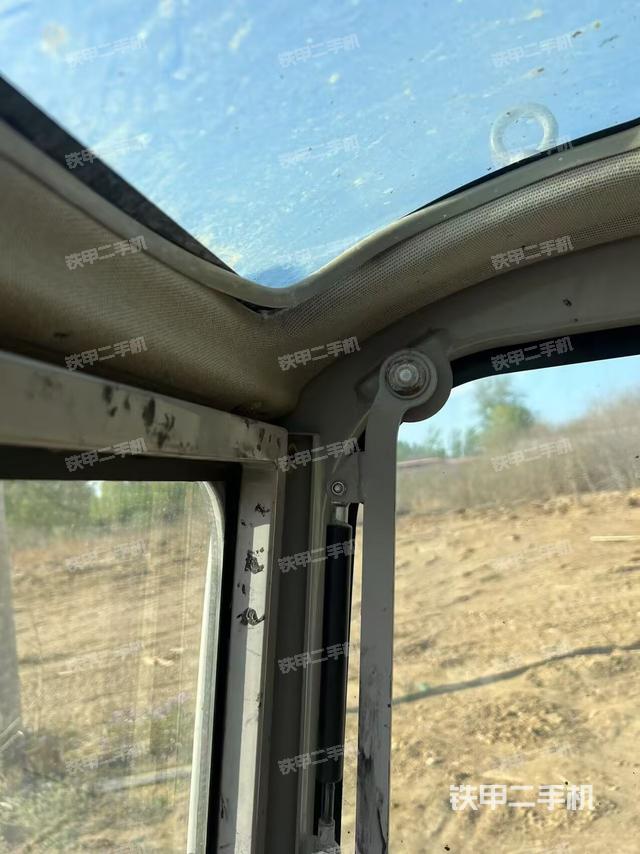 駕駛室頂部(整機(jī)外觀) 駕駛室頂部(整機(jī)外觀)