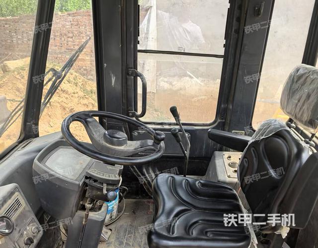 駕駛室操作臺(tái)(整機(jī)外觀及大件) 駕駛室操作臺(tái)(整機(jī)外觀及大件)