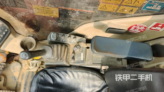 座椅右側(cè)控制臺/鑰匙門/油門/含右手柄(駕駛室部分) 座椅右側(cè)控制臺/鑰匙門/油門/含右手柄(駕駛室部分)