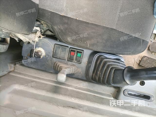 座椅右侧控制台/钥匙门/油门/含右手柄(驾驶室部分) 座椅右侧控制台/钥匙门/油门/含右手柄(驾驶室部分)