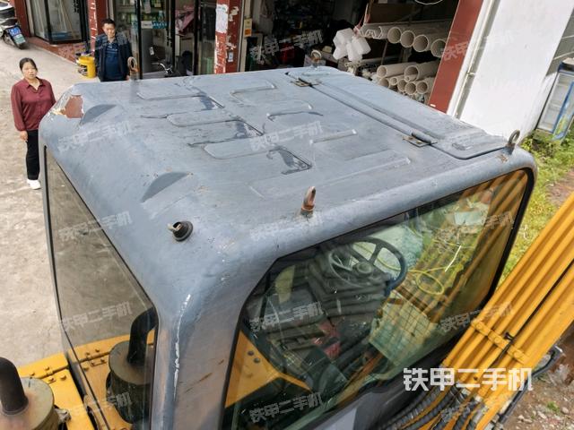 駕駛室頂部(整機(jī)外觀) 駕駛室頂部(整機(jī)外觀)
