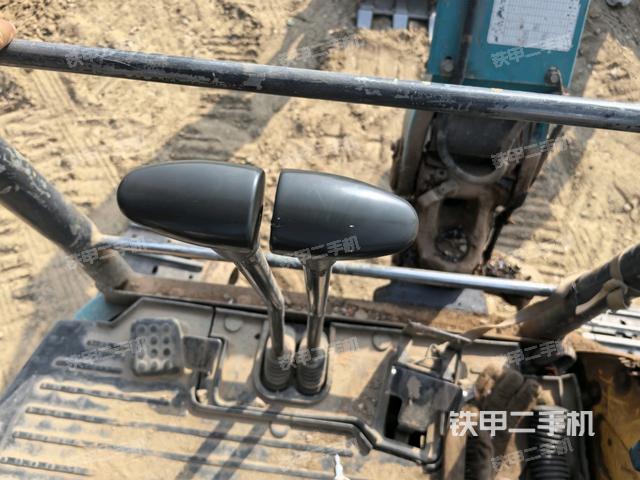 行走控制手柄和踏板?俯拍（駕駛室部分）