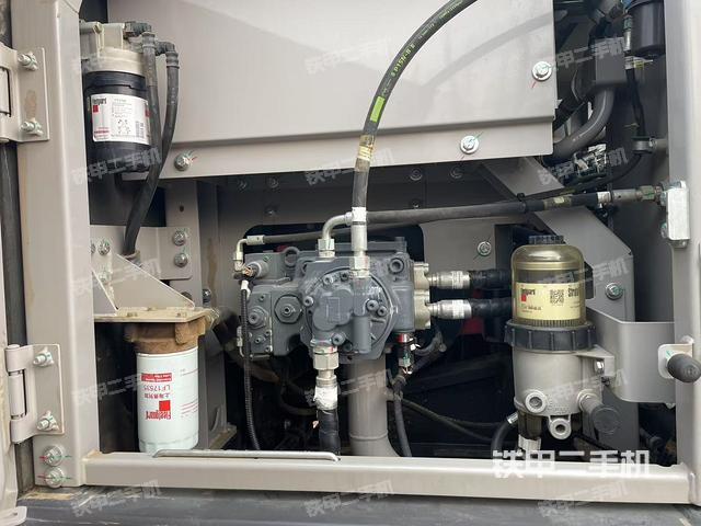 液壓泵艙室正面整體（整機(jī)外觀）