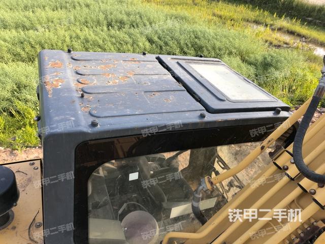 駕駛室頂部(整機(jī)外觀) 駕駛室頂部(整機(jī)外觀)