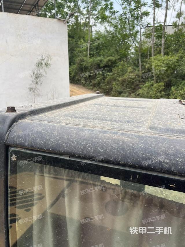 驾驶室顶部（整机外观）