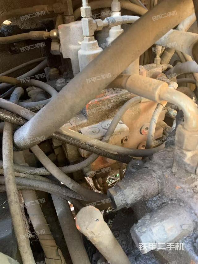 回轉(zhuǎn)馬達(dá)和主控閥（整機(jī)外觀）