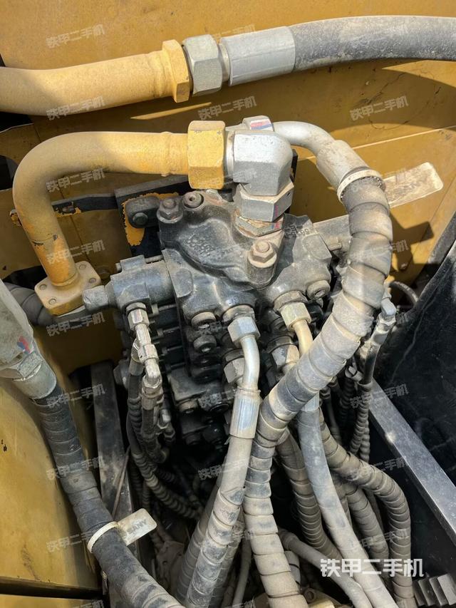 回轉(zhuǎn)馬達和主控閥（整機外觀）