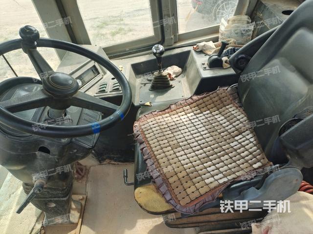 駕駛室側(cè)向上照全景（壓路機(jī)駕駛室）