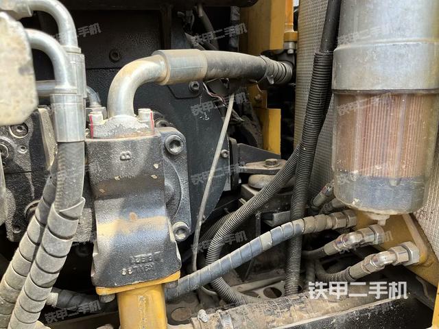 液壓泵艙室正面整體（整機外觀）