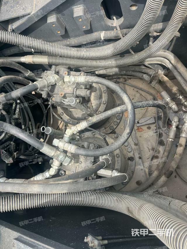 回转马达和主控阀（整机外观）