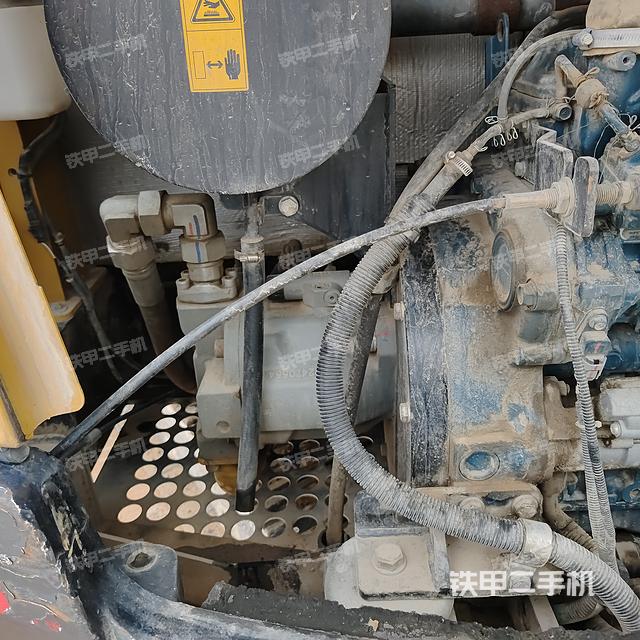 液压泵舱室正面整体（整机外观）