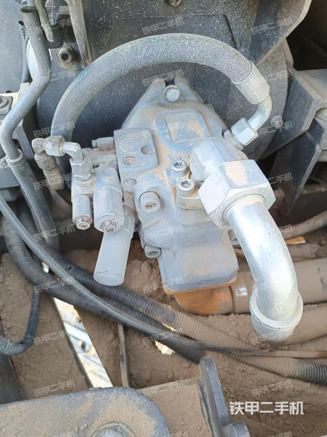 液壓泵艙室正面整體（整機外觀）