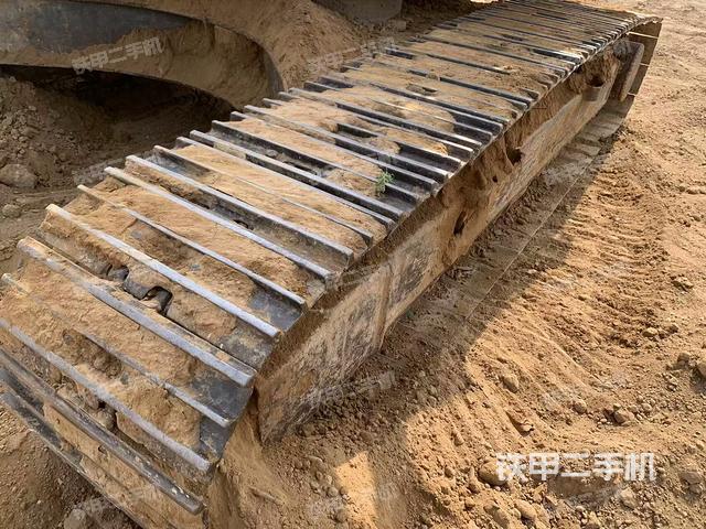 單側(cè)履帶整體(整機(jī)外觀) 單側(cè)履帶整體(整機(jī)外觀)