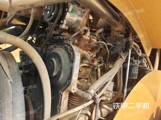 發(fā)動機(jī)上部全景（壓路機(jī)發(fā)動機(jī)艙）