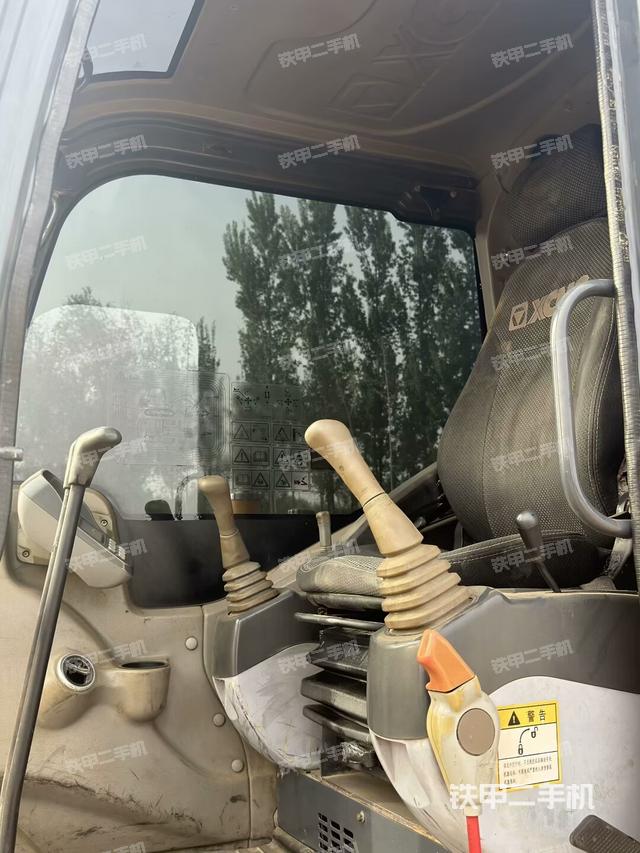 駕駛室頂部(整機(jī)外觀) 駕駛室頂部(整機(jī)外觀)