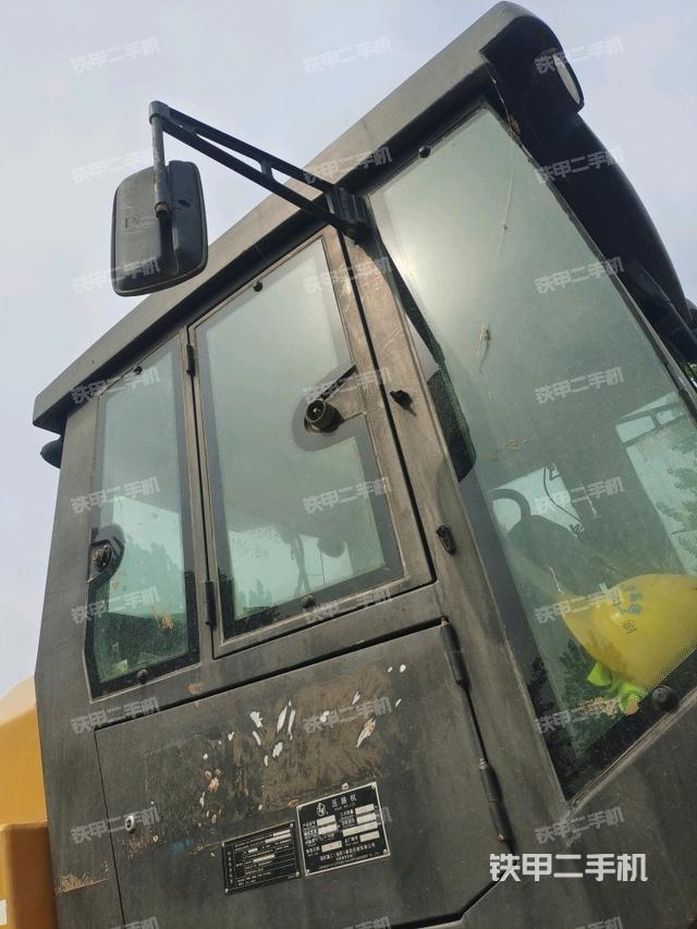 左側(cè)正面照（壓路機(jī)駕駛室）