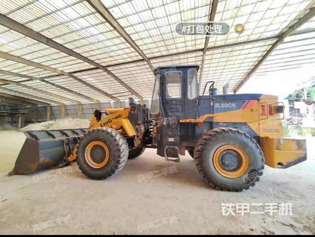 駕駛室操作臺(tái)(整機(jī)外觀及大件) 駕駛室操作臺(tái)(整機(jī)外觀及大件)
