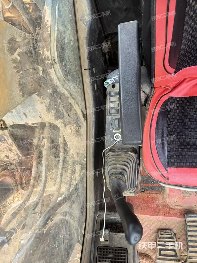 座椅右側(cè)控制臺(tái)/鑰匙門(mén)/油門(mén)/含右手柄（駕駛室部分）