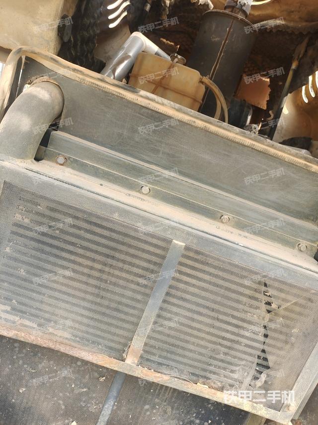 散熱器全景（壓路機(jī)發(fā)動機(jī)艙）