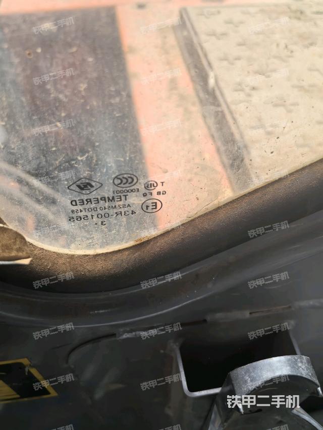 行走控制手柄和踏板 俯拍（驾驶室部分）