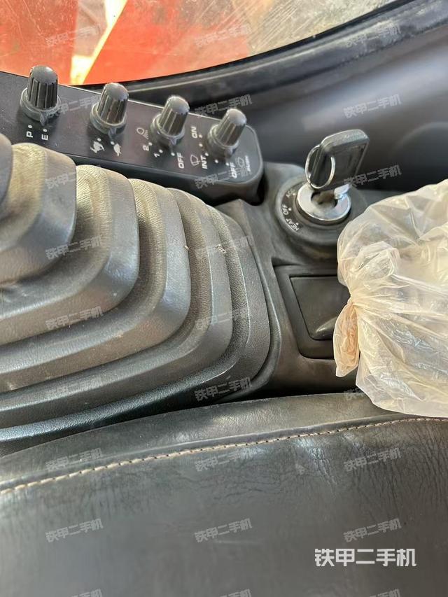 座椅右側(cè)控制臺/鑰匙門/油門/含右手柄(駕駛室部分) 座椅右側(cè)控制臺/鑰匙門/油門/含右手柄(駕駛室部分)