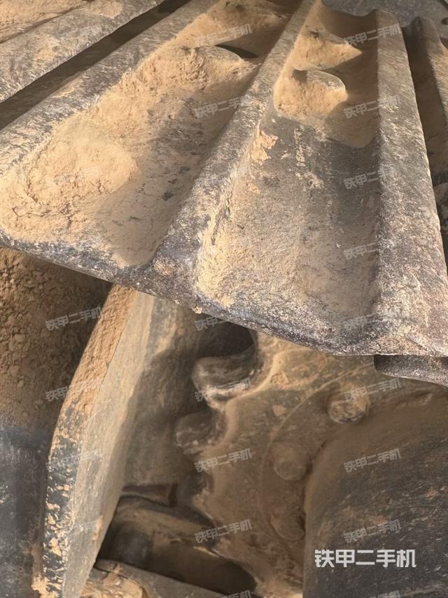 單側(cè)履帶整體(整機(jī)外觀) 單側(cè)履帶整體(整機(jī)外觀)