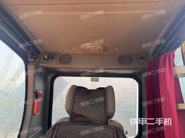 行走控制手柄和踏板?俯拍（駕駛室部分）