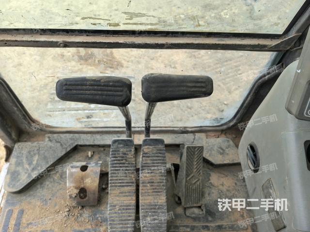 行走控制手柄和踏板?俯拍(駕駛室部分) 行走控制手柄和踏板?俯拍(駕駛室部分)