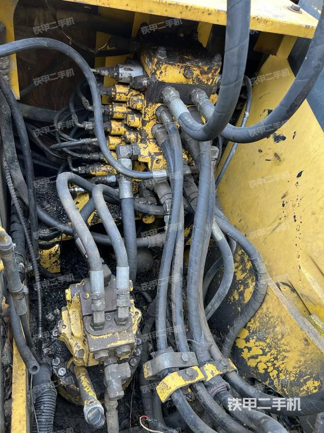 回转马达和主控阀（整机外观）