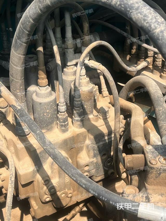 回轉(zhuǎn)馬達和主控閥(整機外觀) 回轉(zhuǎn)馬達和主控閥(整機外觀)