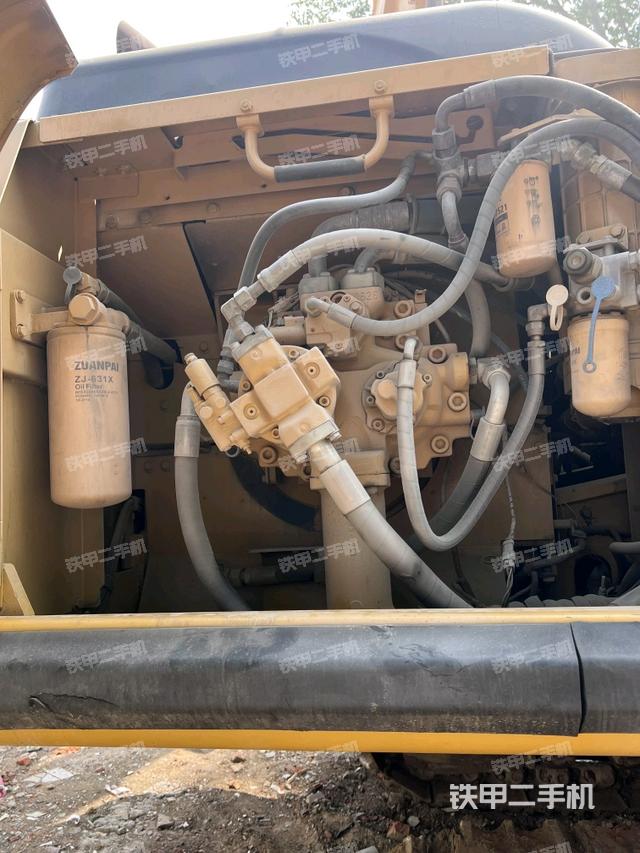 液壓泵艙室正面整體(整機外觀) 液壓泵艙室正面整體(整機外觀)