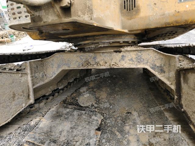 轉(zhuǎn)盤和下車架正前(工作和回轉(zhuǎn)裝置) 轉(zhuǎn)盤和下車架正前(工作和回轉(zhuǎn)裝置)