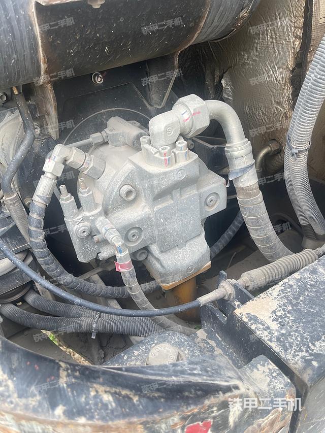 液壓泵艙室正面整體（整機外觀）