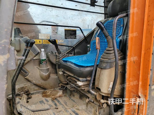 行走控制手柄和踏板?俯拍（駕駛室部分）