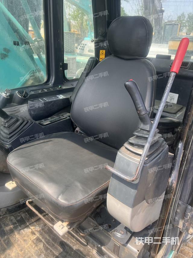 駕駛室整體(整機外觀) 駕駛室整體(整機外觀)