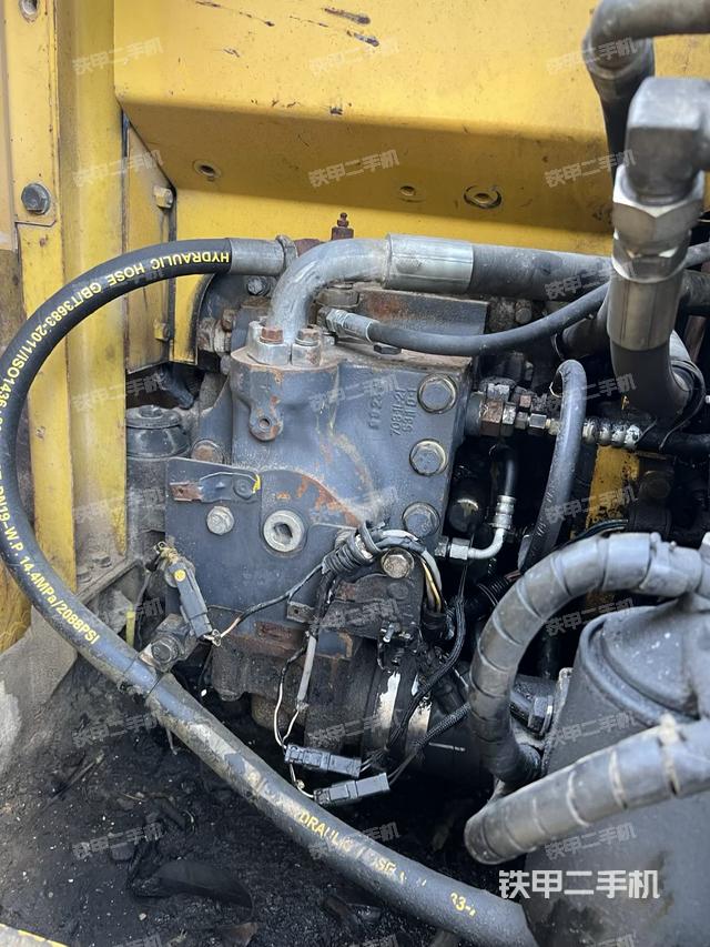 液压泵舱室正面整体（整机外观）