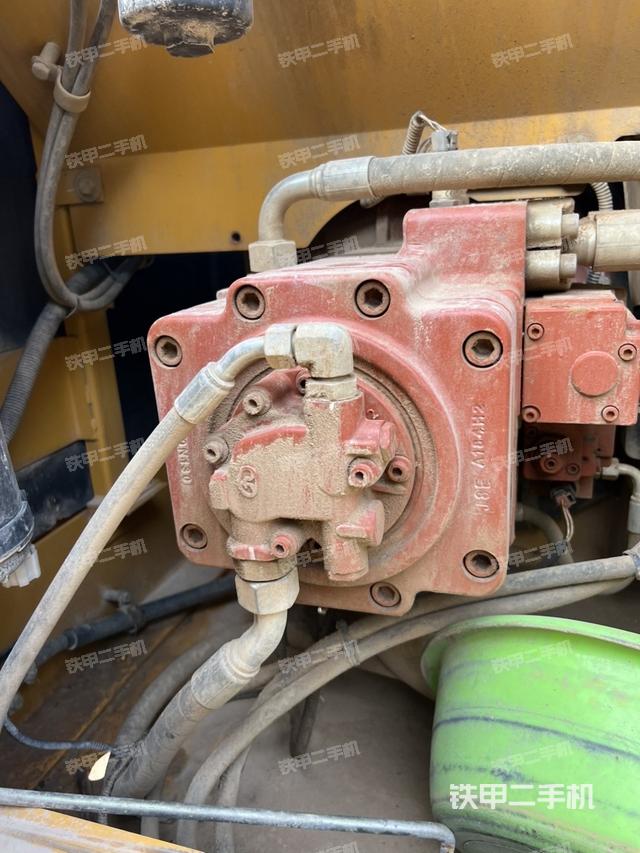 液压泵舱室正面整体（整机外观）