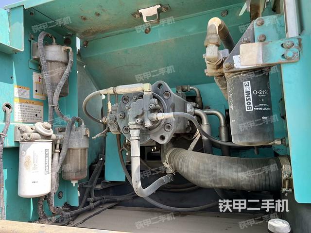 液壓泵艙室正面整體（整機外觀）