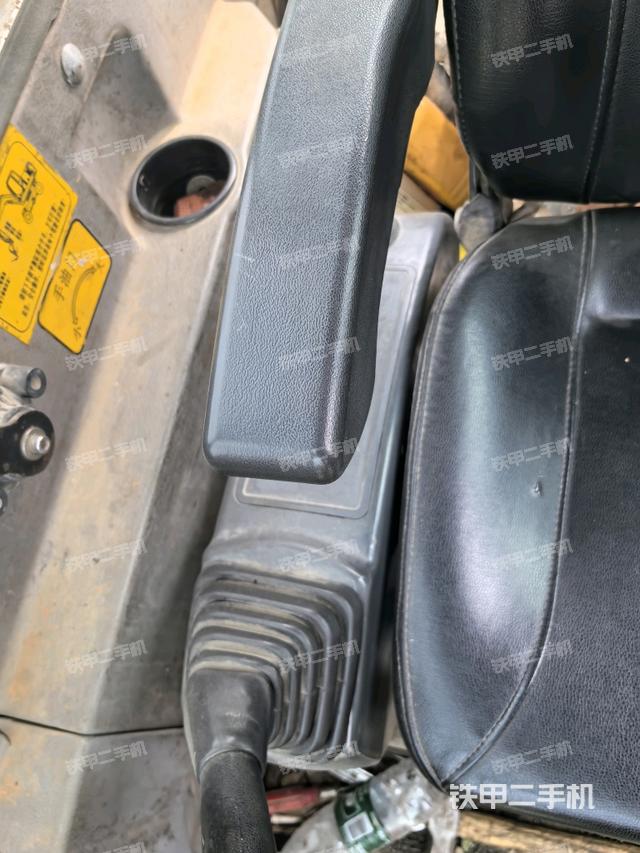 座椅右側(cè)控制臺(tái)/鑰匙門/油門/含右手柄(駕駛室部分) 座椅右側(cè)控制臺(tái)/鑰匙門/油門/含右手柄(駕駛室部分)