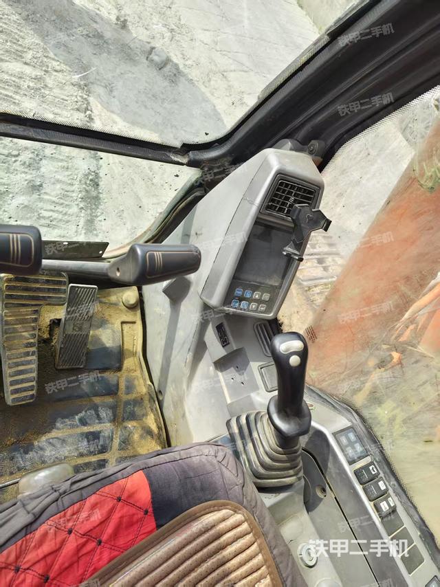 座椅右側(cè)控制臺(tái)/鑰匙門/油門/含右手柄(駕駛室部分) 座椅右側(cè)控制臺(tái)/鑰匙門/油門/含右手柄(駕駛室部分)